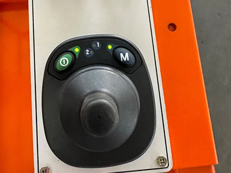  Mango de control tipo botón, diseñado para brindar una operación intuitiva y cómoda.
