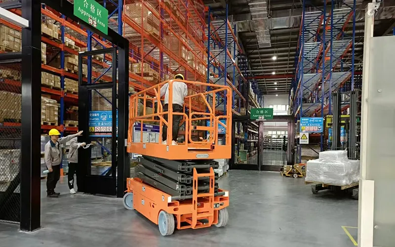 Plataformas de trabajo a alturas y equipos de manejo de materiales para almacenes